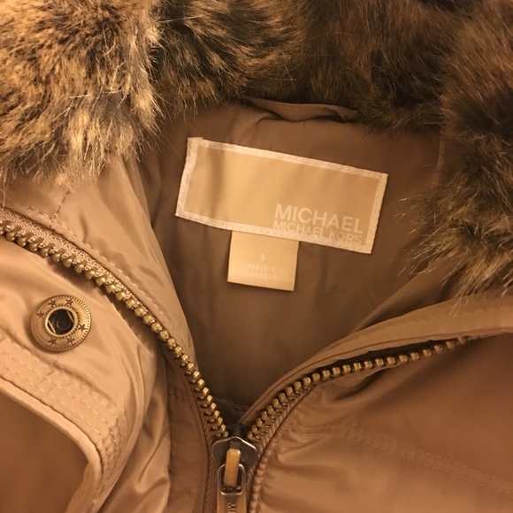 MICHAEL Michael Kors Faux-Fur-Collar Puffer Coat - Picture 6 of 8